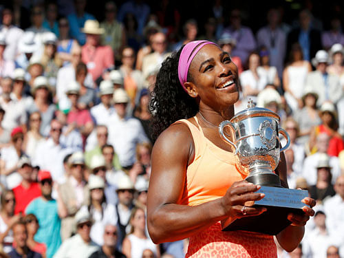 Serena Williams of the U.S. poses with the trophy during the ceremony after defeating Lucie Safarova of the Czech Republic during their women's singles final match to win the French Open tennis tournament at the Roland Garros stadium in Paris, France, June 6, 2015. Reuters Photo.
