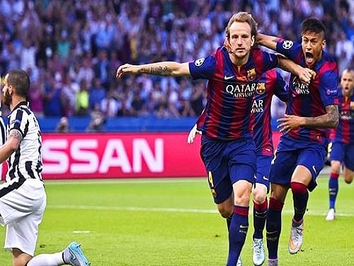 Barcelona's Ivan Rakitic (L) celebrates with Neymar after scoring the opening goal during the Champions League final between Juventus and Barcelona at the Olympic stadium in Berlin on June 6, 2015. (Reuters Photo)