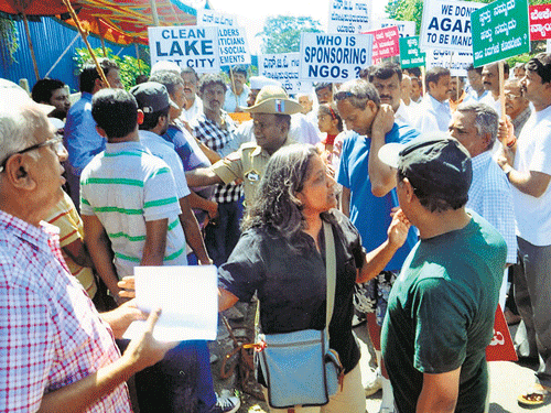 Residents of Koramangala and HSR Layout, on Sunday, staged a protest againstMantriDevelopers claiming that their projects were coming up on the catchment areas of Agara-Bellandur lakes.Acounter protestwas held by Vidyarthi JagruthiSamithi,who accused the NGOs of not doing anything for the development of the areas around Bellandur. DH PHOTO