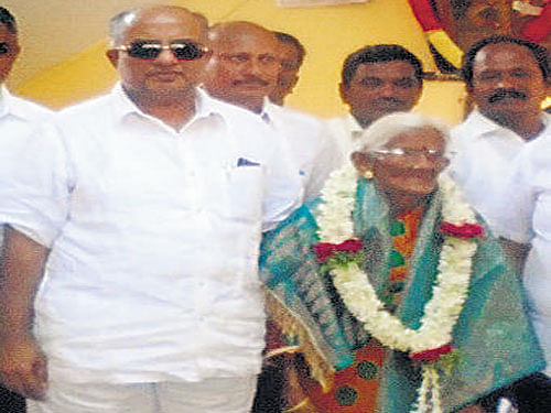 Gouthamamma, 102-year-old GP member from Doddalatturu in Chamarajanagar district, joins Congress in the presence of district minister Mahadev Prasad on Sunday. DH photo