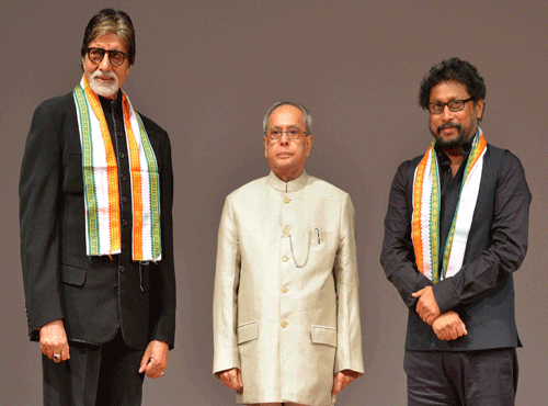 President Pranab Mukherjee poses with actor Amitabh Bachchan and Director Shoojit Sircar after special Screening of the film 'PIKU' at Rashtrapati Bhavan Cultural Centre in New Delhi. PTI photo