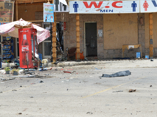 The remains of the body of a suicide bomber lies covered on the ground in front of tourist shops, at the scene of a foiled suicide attack in Luxor, Egypt, June 10, 2015. Reuters Photo.
