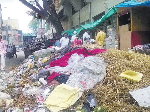 Heaps of uncleared garbage on Avenue Road have been drivingaway shoppers fromone of City'smost famous markets. DH Photo