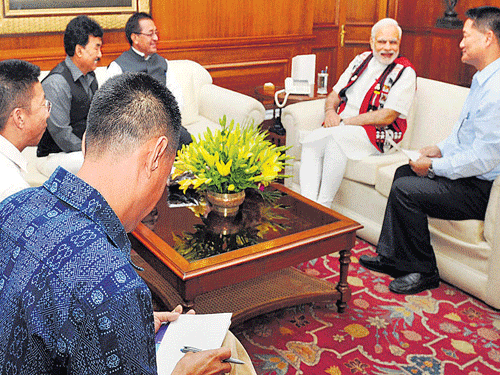 LOOKINGFORPEACE:Adelegation fromthe NagaHoho during ameeting with PrimeMinister NarendraModi, in NewDelhi on Friday. PTI
