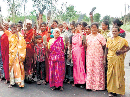 stop this Women from villages around Terra Firma landfill site block garbage-laden trucks at Chikkamankalala village near Doddaballapur on Tuesday. DH PHOTOS