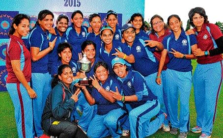 India Blue eves pose with the Challenger Trophy at Mysuru on Wednesday.  Blue beat India Red by 18 runs in the final at the SDNR Wadiyar stadium. DH PHOTO