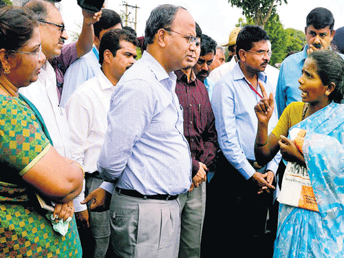 patient hearing: BBMP&#8200;administrator T M Vijay Bhaskar  interacts with villagers at the Terra Firma landfill site in Doddaballapur on Wednesday. DH photo