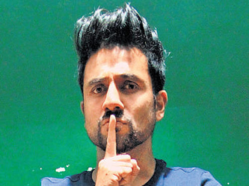 Fight referee Vir Das plays to the house armed with science and comedy that will leave one in splits and splinters.