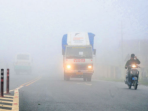 Thick fog engulfed Madikeri forcing vehicle users to switch on their headlights on Thursday. DH photo