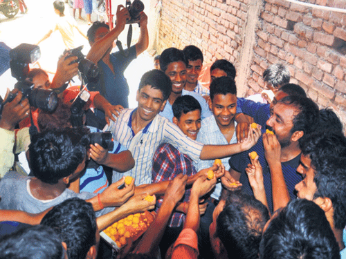 Students vie with each other to offer sweets to Super 30 founder Anand Kumar in Patna on Thursday.&#8200;DH Photo