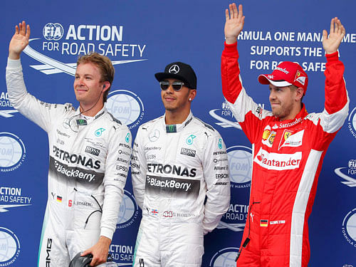 Mercedes Formula One driver Lewis Hamilton is flanked by Ferrari driver Vettel of Germany and team mate Nico Rosberg of Germany (L) after taking the pole postion in the qualifying session for the Austrian F1 Grand Prix in Spielberg, Austria, June 20, 2015. Reuters Photo.
