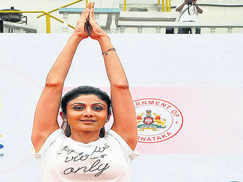 Bollywood actor Shilpa  Shetty Kundra performs Yoga. DH PHOTO