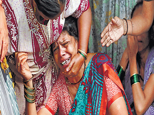 Relatives mourn Lata Jadhav, 35, who died after consuming illicit liquor at a slum in  Mumbai on&#8200;Sunday.Reuters
