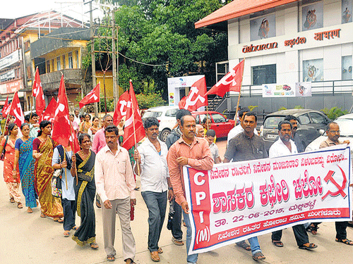 CPM activists take out a protest march from Nanthoor to MLA&#8200;J&#8200;R&#8200;Lobo's office in Kadri in Mangaluru on Monday. DH&#8200;photo