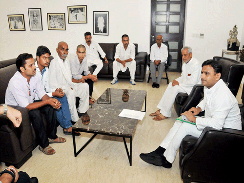 UP Chief Minister Akhilesh Yadav meets late journalist Jagendra Singh's family members in Lucknow on Monday. PTI