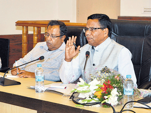 Karnataka State Safai Karmachari Commission Chairman Narayana chairs a review meeting in Madikeri on Tuesday. Deputy Commissioner Meer Anees Ahmed. DH photo