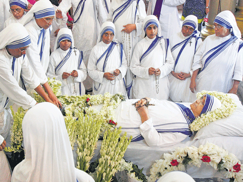 Catholic nuns from the Missionaries of Charity, the global order of nuns founded by Mother Teresa, gather around the body of Sister Nirmala Joshi inside a church in Kolkata on Tuesday. Reuters