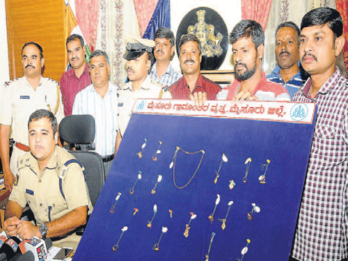 SP&#8200;Abhinav Khare seen with the accused Rafeeq along with valuables recovered from him at his office, in Mysuru, on Wednesday. Circle Police Inspector, South,&#8200;D&#8200;Ashoka, SI&#8200;B&#8200;G&#8200;Mahesh from Jayapura and other police personnel are seen. DH photo