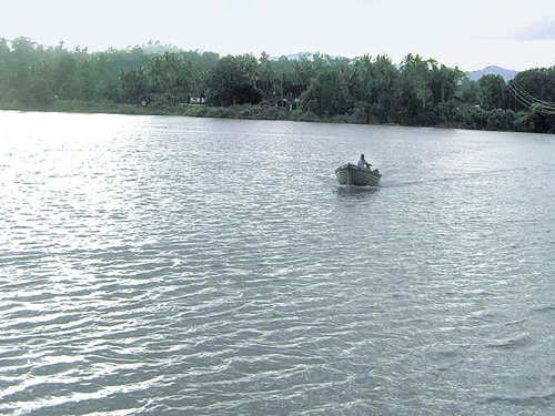 Residents use small boats to cross River Tunga between Muthinakoppa and Mandagadde in Narasimharajapura taluk. DH photo