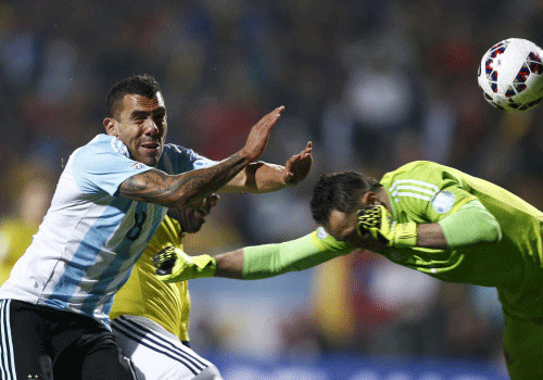 Argentina's Pereyra braces himself before crashing into Colombia's goalie Ospina during their Copa America 2015 quarter-finals soccer match at Estadio Sausalito in Vina del Mar. Reuters photo