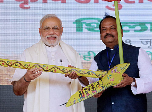 Prime Minister Narendra Modi along with Jharkgand CM Raghubar Das during the foundation stone laying ceremony of the Indian Agriculture Research Institute (IARI) in Hazaribagh on Sunday. PTI Photo
