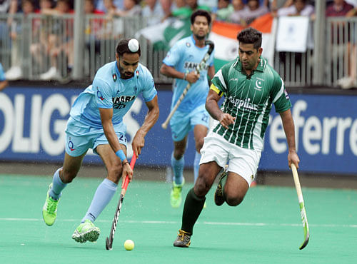 India's Singh Akashdeep, left, competes for the ball with Pakistan's Imran Muhammad during the men's Hockey World League semifinal at the HK Dragon in Brasschaat, Belgium. AP photo
