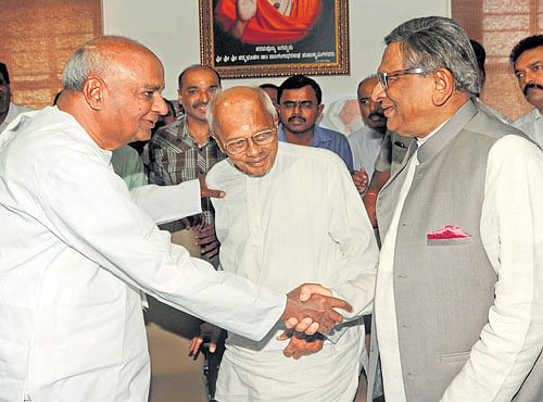 Former prime minister H D Deve Gowda greets former chief minister SMKrishna at the K V Shankare Gowda centenary memorial programmein Bengaluru on Tuesday.Mysore University former vice chancellor De Javare Gowda looks on. DH PHOTO