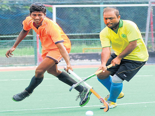 Close fight Ideal Sports' Pitchu Mani (left) and RBI's  Reddy vie for the ball during their tie on Wednesday. DH PHOTO