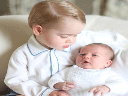Princess Charlotte with Prince George, Courtesy: Twitter