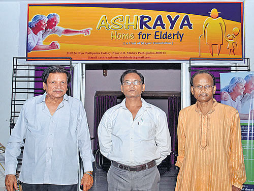 Ashok Srivatava (extreme left), the founder member of Ashraya, along with his other associates in Patna. MOHAN PRASAD
