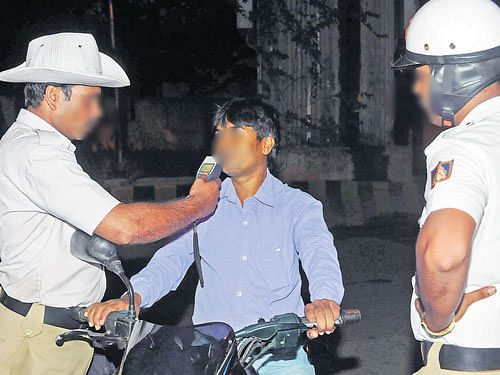 Traffic police says not less than 600 cases of drunk driving are booked during the weekends. DH PHOTO