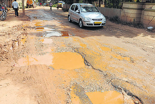The messy state of Nallurahalli main road. DH photo
