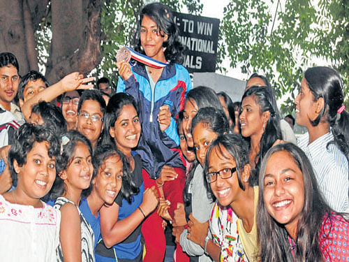 pround moment Karnataka rower Keerthana TK, winner of the bronze in the Asian Junior Rowing Championship, is chaired by her friends during a felicitation function. DH photo