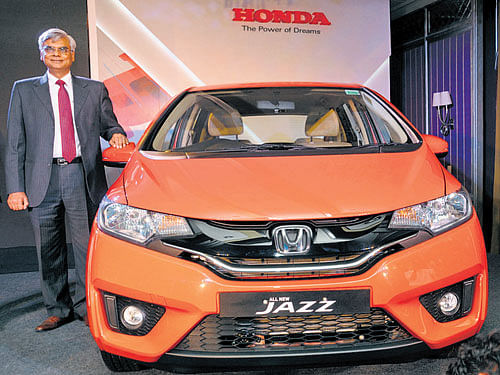 Honda Cars India Marketing and Sales Vice President Jnaneswar Sen unveils the new 3rd generation car 'Honda Jazz' in Bengaluru on Monday. DH Photo by B H Shivakumar