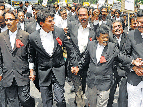 Lawyers take out a protest rally in Bengaluru on Thursday, demanding the resignation of Lokayukta Justice Y Bhaskar Rao. DH PHOTO