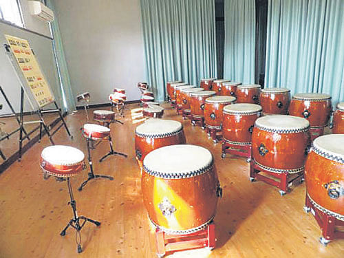 thick-skinned Taiwanese drums, made from buffalo skin, arae durable.