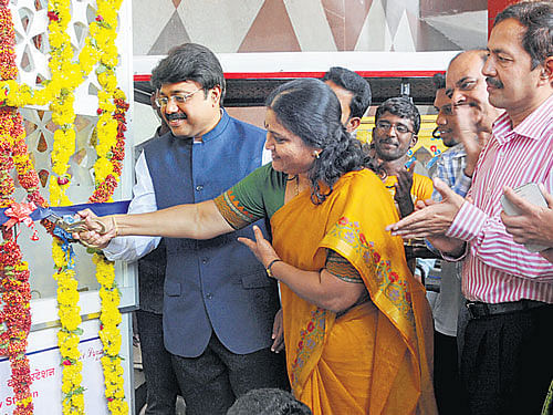 Additional Divisional Railway Manager Sunanda Arul (from2nd left) inaugurates buggy station, a free ferry cart service for the physically challenged and senior citizens, at the City railway station on Thursday. SouthWestern Divisional Senior Commercial Manager Anup Dayanand Sadhu, Bengaluru Division Senior Divisional Engineer (Co-ordination) Lakshman Singh also seen. DH PHOTO