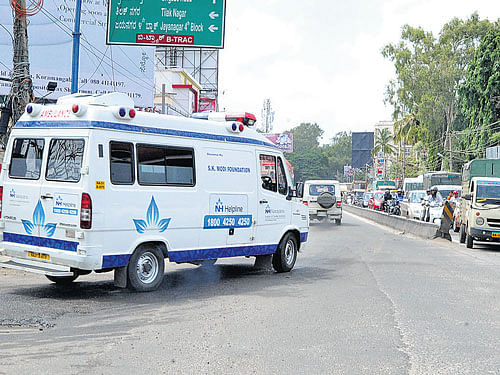 The heart of brain-dead patient, ChethanR(inset), is being transported in anambulance fromSagarHospitals in Tilak Nagar to Narayana Health City onHosur Road through a green corridor on Thursday. DH PHOTO