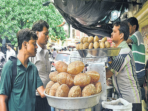 'tele bhaja' (snacks) and 'phuchka' kiosks in Kolkata. Photos by Avishek Mitra