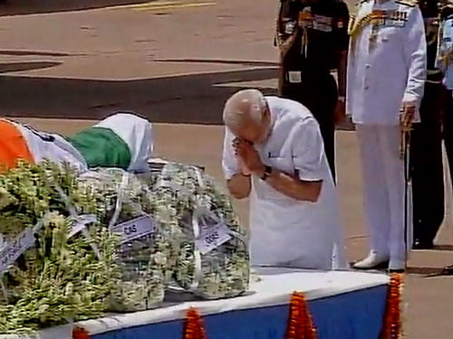 Prime Minister Narendra Modi pays homage to former President A P J Abdul Kalam. Courtesy: Twitter