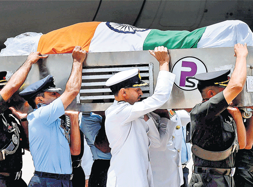 VISIONARY IS GONE: Services personnel carry the mortal remains of former President APJ Abdul Kalam at Air Force Station Palam in New Delhi. PTI