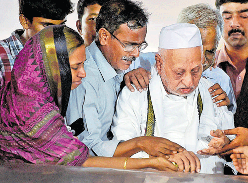 THE LAST TRIBUTE: Former President APJ Abdul Kalam's elder brother Mohammed Muthu Meera Lebbai Maraicker along with other family members pays his last respects to him in Rameswaram on Wednesday. PTI