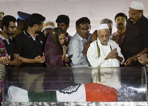 Former President APJ Abdul Kalam's elder brother Mohammed Muthu Meera Lebbai Maraicker pays his last respects to him in Rameswaram on Wednesday. PTI Photo