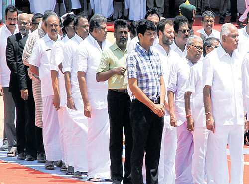 Congress vice-president Rahul Gandhi and various political leaders and officials during funeral ceremony of former president. DH PHOTO