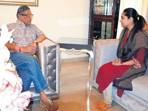 Former MP and actor Ramya meets senior Congress leader S M Krishna at his residence in Bengaluru on Saturday.  DH PHOTO