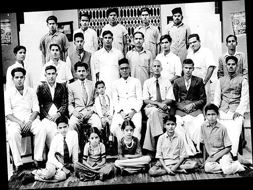 (Sitting, on the floor, from left) Seetharam B Nikkam, BN Gayathri, BN Premavathi, Narasayya and Nagaraj.  (Sitting) V Ganapathy, KG Sundararaja Iyengar, KN Nagesha Rao, Eswara Rao B Nikkam, EB Nikkam, MB Hanumantha Rao, K Raghavendra Rao and G Keshavalu. (Standing, first row) Jayaram, VL Narayana (author), CL Lakshama Rao, M Natarajan, D Subba Rao, AL Chummar, KS Sundaresan and K Krishnayya.  (Standing, second row) Chinnappa Devan, S Syed Hussain, Amavasai, Sholai and Muni Rao.