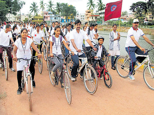 Participants cycle around the Yelahanka lake as part of the Cycle Day on Sunday. DH&#8200;Photo