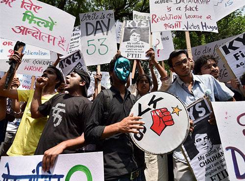 FTII students agitate for the removal of the FTII Chairman Gajendra Chauhan at Jantar Mantar in New Delhi. PTI photo