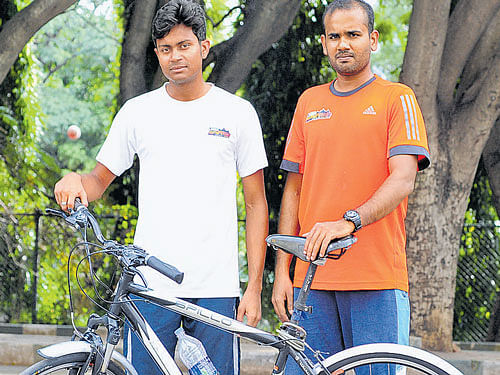 Bengaluru cyclists YuvarajP (left) and Silvester Rajpaul. DH PHOTO/SRIKANTA SHARMA R