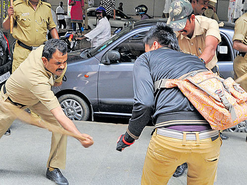 Aclash broke out between the police and protestors who had gathered in front of a private school in Bengaluru on Tuesday,where a minor girl was sexually assaulted on Monday. DH PHOTO